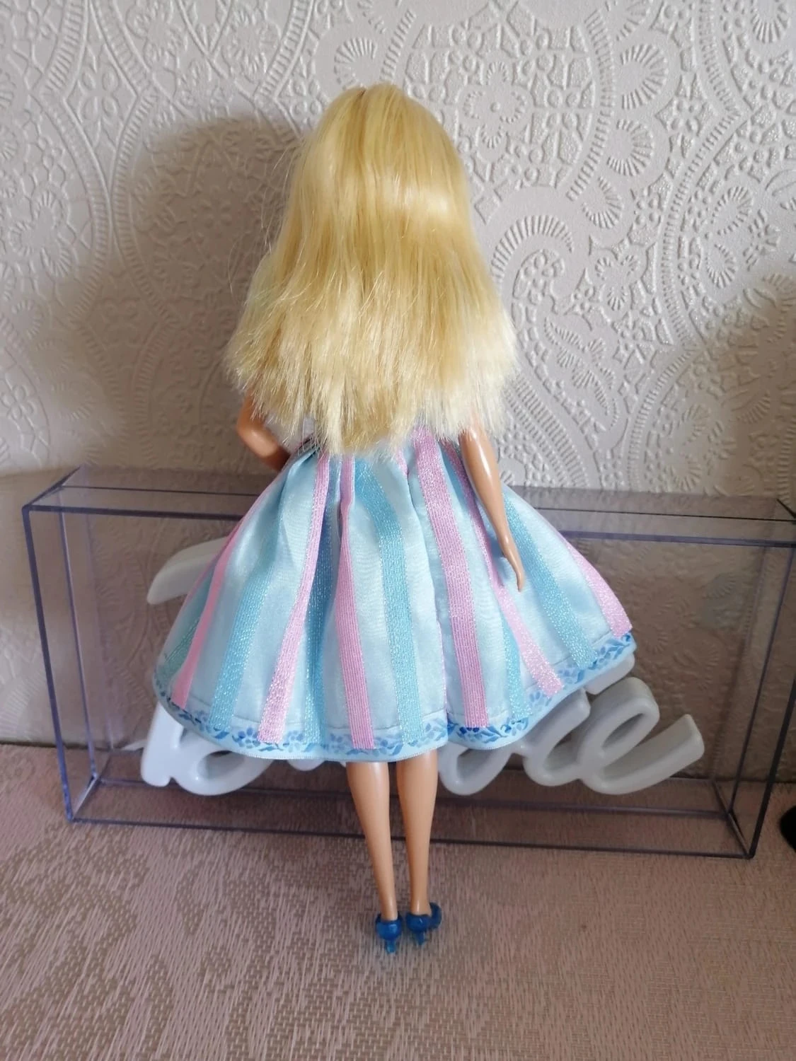 Jolie Barbie dans une tenue bleue – photo 3